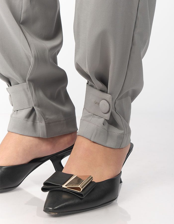 Detalle del puño abotonado del pantalón médico Étolie color gris de Santé
