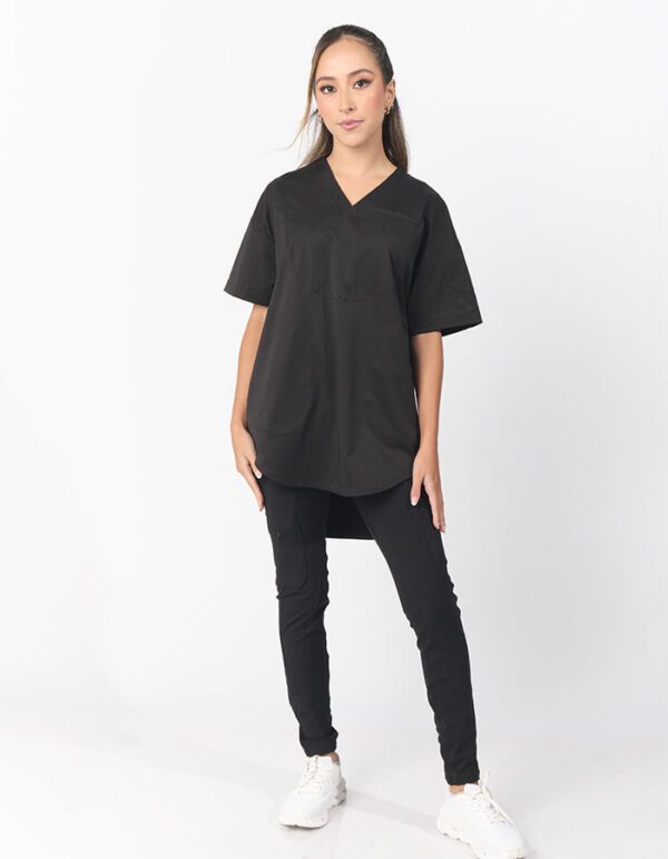 Top médico con bolsillo Sand Élite color negro de Santé, corte oversize con cuello en V, vista de cuerpo completo