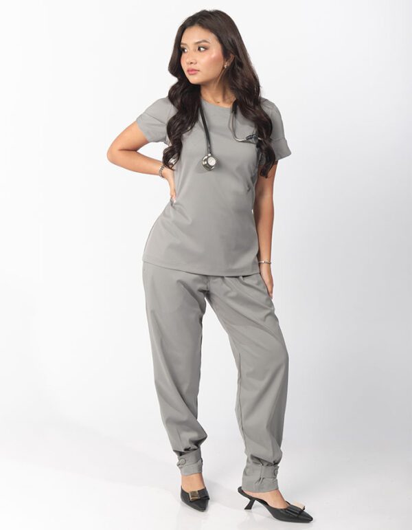 Pantalón médico Étolie color gris de Santé, con puño abotonado, vista de cuerpo completo