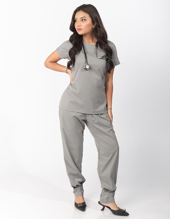 Pantalón médico Étolie color gris de Santé, con puño abotonado, vista de cuerpo completo