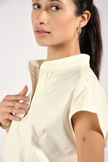 Scrub y pantalón médico para mujer color beige – vista 02