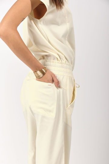 Scrub y pantalón médico para mujer color beige – vista 05